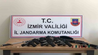 İzmirde nefes kesen ruhsatsız silah operasyonu: 3 gözaltı