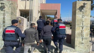 İzmirde okula dadanan hırsızlar jandarmadan kaçamadı