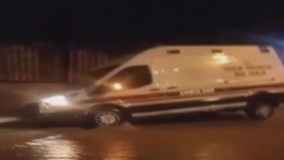 İzmirde yağmur hayatı felç etti: Araçlar oluşan çukurlara düştü