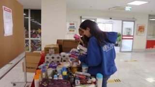 İzmirli öğrencilerin hazırladığı ‘kadın dayanışma paketleri teslim edildi