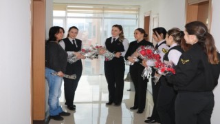 Jandarma ekipleri depremzede kadınların Kadınlar Gününü kutlandı