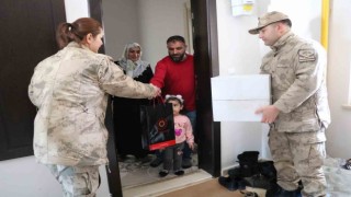 Jandarma ekipleri depremzede vatandaşlarla bir araya geldi