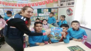 Jandarma ekipleri öğrencileri bilgilendirme faaliyetlerine devam ediyor