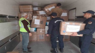 Jandarma personelleri depremzedelere yardım malzemesi gönderdi