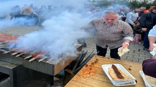 Kaburgacı Yaşar, Kahramanmaraşta depremzedelere 10 bin kebap dağıttı