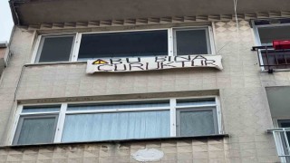 Kadıköyde evi boşaltan kiracıdan vatandaşlara pankartlı uyarı: “Bu bina çürüktür”