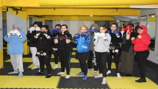 Kadınlar, şiddete karşı kick boks ve muaythai öğreniyor
