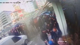 Kafasına buz düşerek hayatını kaybeden vatandaş güvenlik kamerasına yansıdı