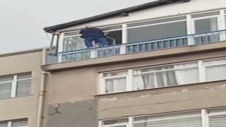 Kağıthanede cam silen kadının tehlikeli anları kamerada