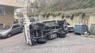 Kağıthanede kamyonet devrildi: Araçları teğet geçti