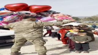 Kahraman Mehmetçikten depremin çocuklarına moral desteği