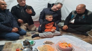 Kahramanmaraşlı küçük Eymene çadırda doğum günü sürprizi
