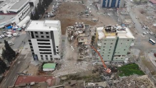 Kahramanmaraşta 8 katlı binanın kontrollü yıkımı kamerada