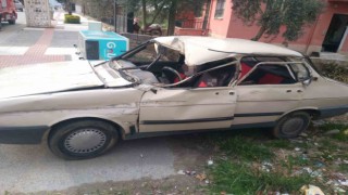 Kamyonete çarpan otomobil sürücüsü yaralandı