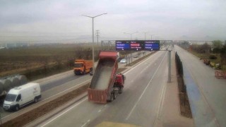 Kamyonun açık kalan damperi bilgilendirme ekranına çarptı