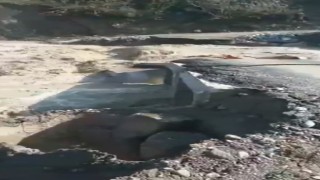 Kar sularının erimesiyle büzden yapılan köprü tekrar yıkıldı