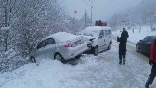 Kar yağışı beraberinde kazayı getirdi: 2 yaralı