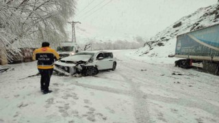 Kar yağışı kazaya neden oldu, iki araç çarpıştı: 2 yaralı