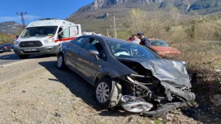 Karabükte otomobiller çarpıştı: 1i ağır 2 yaralı