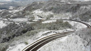 Karadeniz sahil yolundaki kar manzaraları dron ile görüntülendi