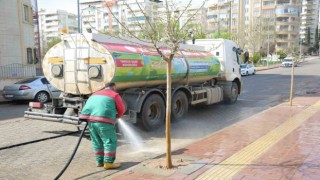 Karaköprüde çamurlu yollar temizleniyor