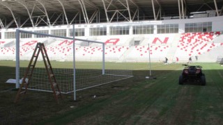 Karamanın yeni şehir stadyumunun kale direkleri takıldı, saha çizgileri de çizildi