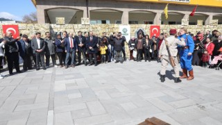 Karatayın “Bir Destandır Çanakkale” tiyatro gösterisi yoğun ilgi görüyor