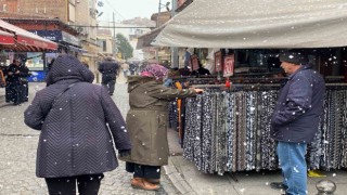 Karlı ve soğuk havaya rağmen alışveriş kalabalığı dikkat çekti