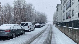 Karlıovada kar yağışı etkili oldu