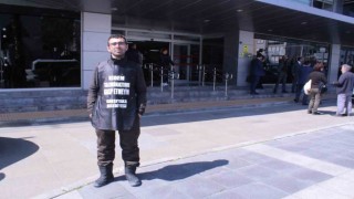 Karşıyaka Belediyesi önünde tek kişilik işçi eylemi