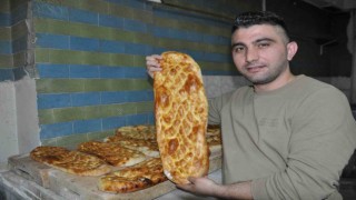 Karsta Ramazan pidesi tezgahlarda yerini aldı