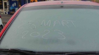 Karsta soğuktan araçların camları dondu