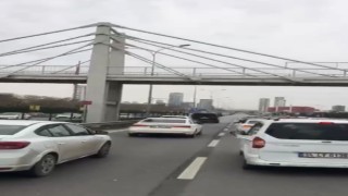 Kartalda düğün konvoyu yapıp araçların geçmesini engelleyen sürücüler kamerada