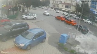 Kartalda rögar kapağı bomba gibi patladı, yol göle döndü