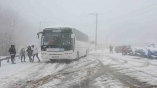 Kartepede kar aniden bastırınca araçlar zirveye çıkamadı
