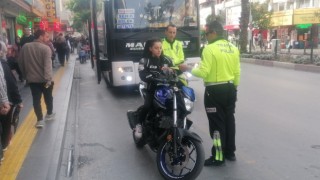 Kaskı kafası yerine koluna taktı, ilk kez ceza yiyince polislerle fotoğraf çektirmek istedi