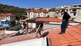 Kaşta 2 yapının kaçak bölümleri belediye ekiplerince yıkıldı