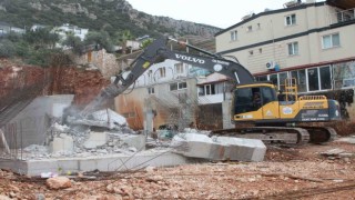 Kaşta kaçak yapı belediye ekipleri tarafından yıkıldı
