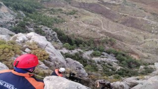 Kayalıklarda mahsur kalan keçiyi MAG-AME ekibi kurtardı