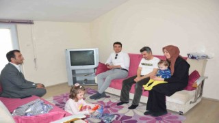 Kaymakam Okumuş depremzede aileyi ziyaret etti