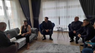 Kaymakam Yılmaz depremzede aileleri ziyaret etti