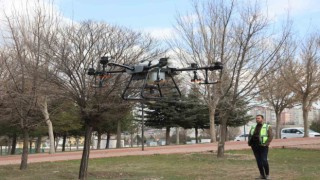 Kayseri Büyükşehirden drone ile park ilaçlama hizmeti