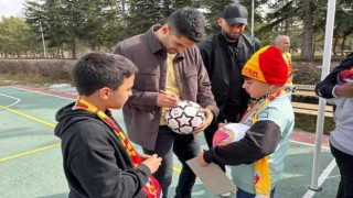 Kayserisporlu futbolcular, depremzede çocukların yüzünü güldürdü