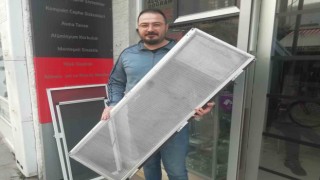 Kediler camdan düşmesinler diye alüminyumdan sineklik üretti