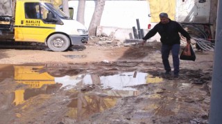 Kemeraltı esnafının bozuk yol çilesi: Caddeyi afet bölgesi ilan ettik