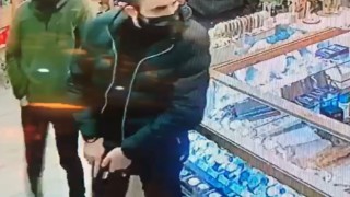 Kendilerini polis olarak tanıtan soyguncular dükkandan 7 bin ve 500 doları çaldı