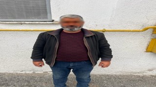 Kendisini polis ve savcı olarak tanıtan dolandırıcı polisten kaçamadı