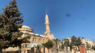 Kiliste depremde zarar gören caminin minareleri kontrollü şekilde yıkıldı