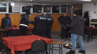 Kıraathanede kumar oynayan 12 kişiye 40 bin lira ceza kesildi