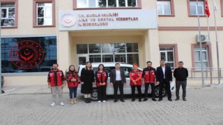 Kırmızı yelekliler afet bölgesindeki vatandaşların yanında olmaya devam ediyor